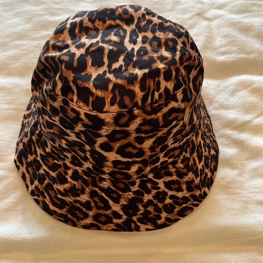 Reversible bucket hat